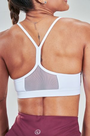 Introducing our Rise Sports Bra (White) from the Spring Summer Collection, featuring a sleek design with removable pads for customizable support. The trend mesh detail on the back not only adds a stylish touch but also enhances breathability, keeping you cool and comfortable during workouts.
