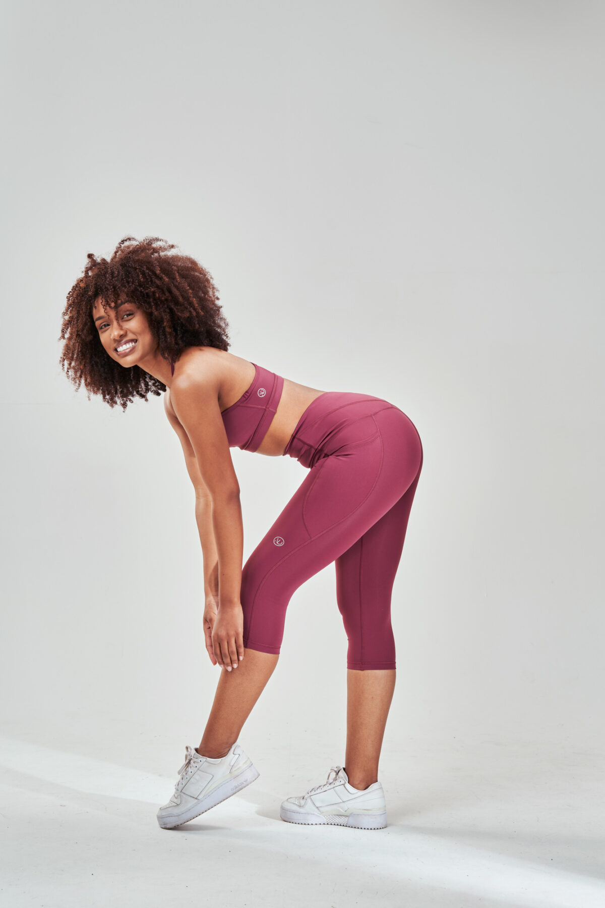 Introducing our Rise High Waisted ¾ Legging (Rose Wood), the ultimate combination of style and functionality for your spring/summer wardrobe. These leggings feature a flattering high-waisted design that offers both support and comfort during your workouts. The ¾ length is perfect for warmer weather, allowing you to stay cool and stylish no matter the activity.