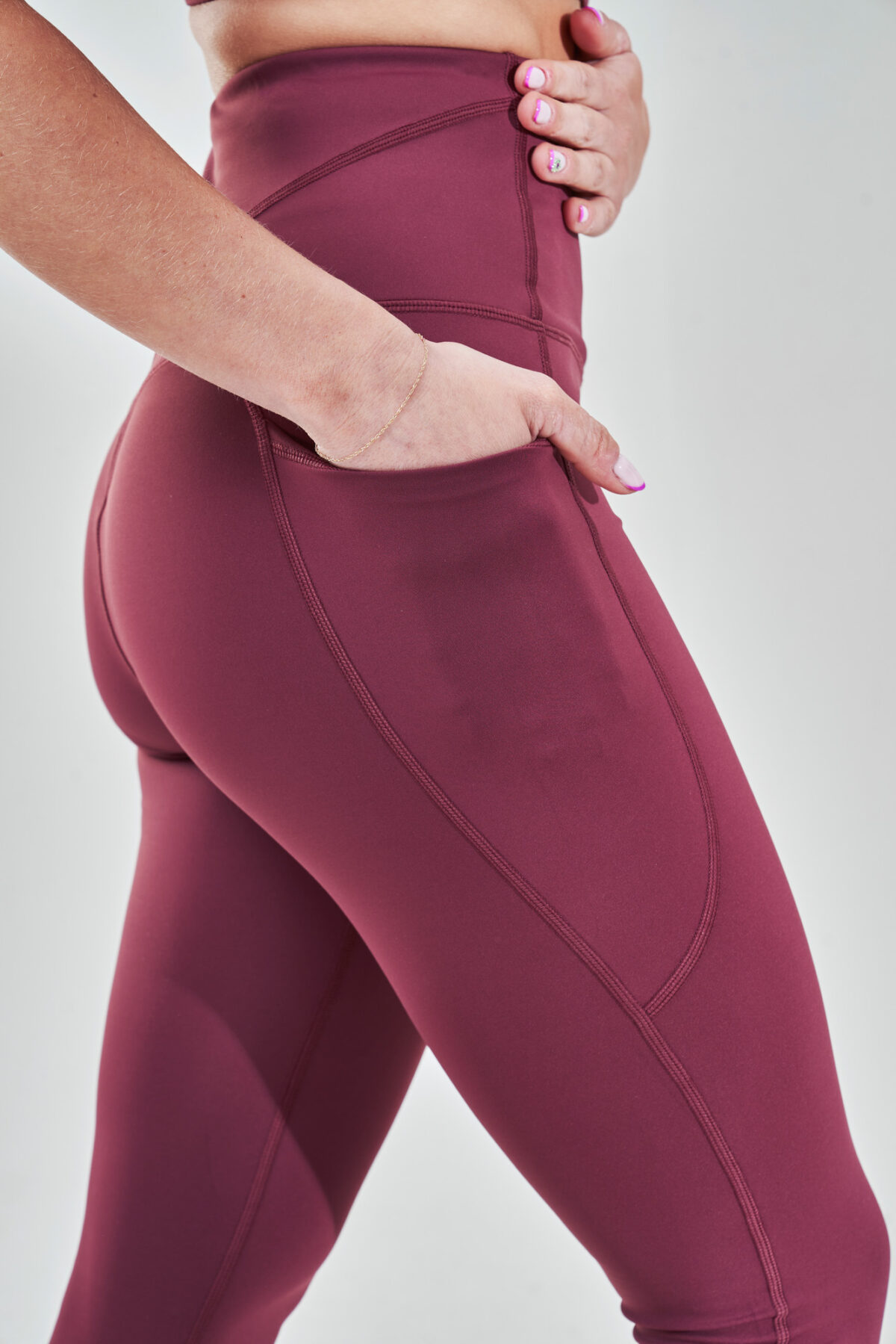 Introducing our Rise High Waisted ¾ Legging (Rose Wood), the ultimate combination of style and functionality for your spring/summer wardrobe. These leggings feature a flattering high-waisted design that offers both support and comfort during your workouts. The ¾ length is perfect for warmer weather, allowing you to stay cool and stylish no matter the activity.