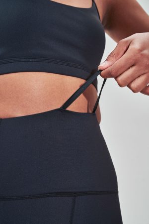 Introducing our Rise High Waisted ¾ Legging (Black), the ultimate combination of style and functionality for your spring/summer wardrobe. These leggings feature a flattering high-waisted design that offers both support and comfort during your workouts. The ¾ length is perfect for warmer weather, allowing you to stay cool and stylish no matter the activity.