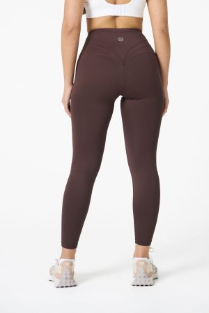 Introducing our all-new Compression 4.0 Legging (Cocoa) - the upgraded version of our best-selling Compression 3.0 with an exciting addition of an enhanced back detail! Designed to elevate your workout experience, these leggings offer the same incredible features you know and love, with some added enhancements.