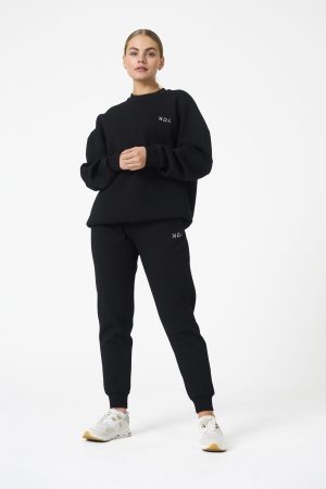 Elevate your everyday style with the Legacy Oversize Sweater (Black), the perfect blend of comfort and versatility. Crafted from a premium fabric mix of 74% Nylon, 20% Polyester, and 6% Spandex, this sweater is designed for maximum durability, softness, and stretch, ensuring it moves with you through any activity.