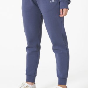 Part of the Elements Activewear Collection, the Legacy Jogger (Petrol Grey) is designed for movement, comfort, and everyday versatility. Crafted with a premium blend of 74% Nylon, 20% Polyester, and 6% Spandex, this jogger offers a soft, stretchy fit that feels as good as it performs.