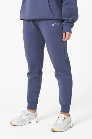 Part of the Elements Activewear Collection, the Legacy Jogger (Petrol Grey) is designed for movement, comfort, and everyday versatility. Crafted with a premium blend of 74% Nylon, 20% Polyester, and 6% Spandex, this jogger offers a soft, stretchy fit that feels as good as it performs.
