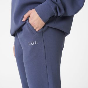 Part of the Elements Activewear Collection, the Legacy Jogger (Petrol Grey) is designed for movement, comfort, and everyday versatility. Crafted with a premium blend of 74% Nylon, 20% Polyester, and 6% Spandex, this jogger offers a soft, stretchy fit that feels as good as it performs.