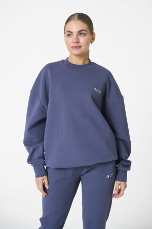 Elevate your everyday style with the Legacy Oversize Sweater (Petrol Grey), the perfect blend of comfort and versatility. Crafted from a premium fabric mix of 74% Nylon, 20% Polyester, and 6% Spandex, this sweater is designed for maximum durability, softness, and stretch, ensuring it moves with you through any activity.