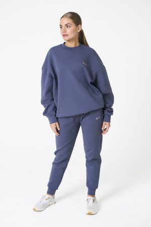 Elevate your everyday style with the Legacy Oversize Sweater (Petrol Grey), the perfect blend of comfort and versatility. Crafted from a premium fabric mix of 74% Nylon, 20% Polyester, and 6% Spandex, this sweater is designed for maximum durability, softness, and stretch, ensuring it moves with you through any activity.