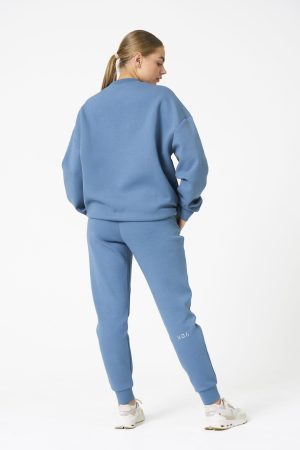 Elevate your everyday style with the Legacy Oversize Sweater (Blue), the perfect blend of comfort and versatility. Crafted from a premium fabric mix of 74% Nylon, 20% Polyester, and 6% Spandex, this sweater is designed for maximum durability, softness, and stretch, ensuring it moves with you through any activity.
