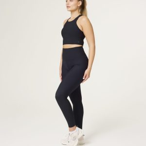 Sculpted support meets everyday functionality in our Rib Compression Legging (Black) — the perfect piece for this season and beyond. Crafted from breathable ribbed fabric, these leggings offer high-performance compression with a flattering, second-skin feel. Featuring a back-enhancing contour, adjustable drawstring waist, and squat-proof coverage, they’re designed to move with you through every rep, stretch, or step. A seamless side pocket holds your essentials, and a subtle premium logo on the back adds a polished touch. From workouts to weekends, this is the legging that does it all.