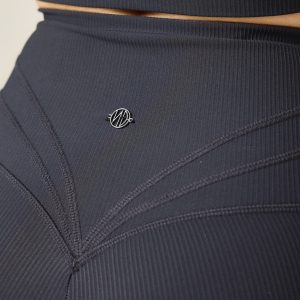 Sculpted support meets everyday functionality in our Rib Compression Legging (Black) — the perfect piece for this season and beyond. Crafted from breathable ribbed fabric, these leggings offer high-performance compression with a flattering, second-skin feel. Featuring a back-enhancing contour, adjustable drawstring waist, and squat-proof coverage, they’re designed to move with you through every rep, stretch, or step. A seamless side pocket holds your essentials, and a subtle premium logo on the back adds a polished touch. From workouts to weekends, this is the legging that does it all.