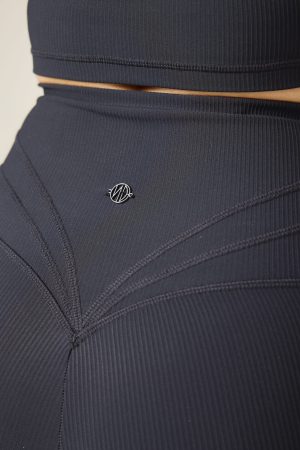 Sculpted support meets everyday functionality in our Rib Compression Legging (Black) — the perfect piece for this season and beyond. Crafted from breathable ribbed fabric, these leggings offer high-performance compression with a flattering, second-skin feel. Featuring a back-enhancing contour, adjustable drawstring waist, and squat-proof coverage, they’re designed to move with you through every rep, stretch, or step. A seamless side pocket holds your essentials, and a subtle premium logo on the back adds a polished touch. From workouts to weekends, this is the legging that does it all.